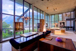 Sofa in front of the fireplace in the living space at the Heinz Julen Loft in Zermatt