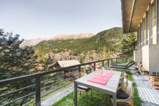 Terrace with outdoor dining table and sun loungers at the Heinz Julen Loft in Zermatt