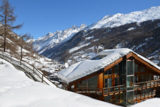 Rear exterior view of the Heinz Julen Penthouse in Zermatt in winter