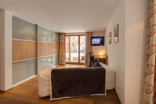 18_chalet-ibron-zermatt-bedroom-1-junior-suite-lounge-tv