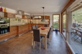 7_chalet-ibron-zermatt-kitchen-dining-area