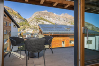 Side balcony next to the dining area at Penthouse Weissmatten in Zermatt
