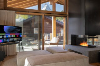 Sliding doors leading to the terrace with view of the Matterhorn at at Penthouse Weissmatten in Zermatt