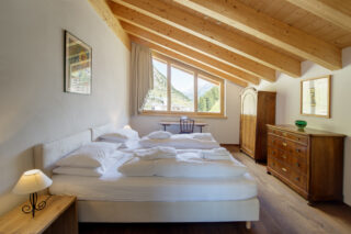 Bedroom one with twin beds at Penthouse Zora in Zermatt