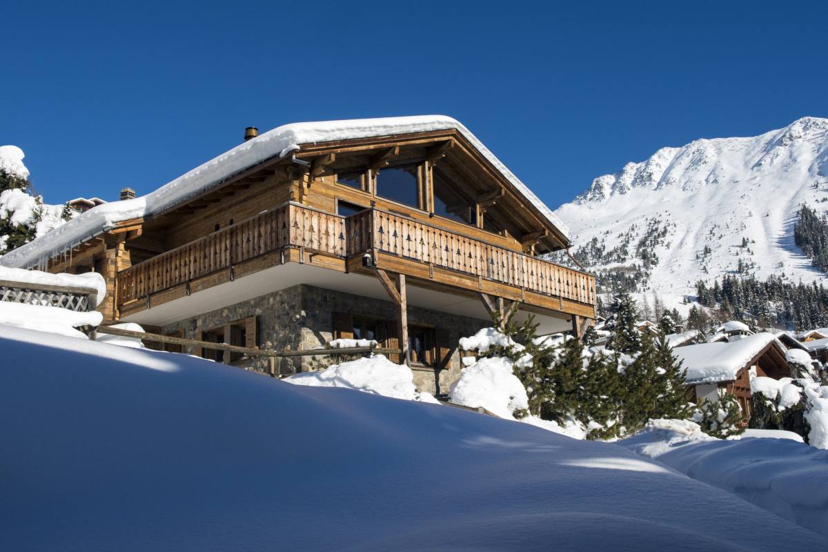 Exterior view of Chalet Toundra in Verbier in winter