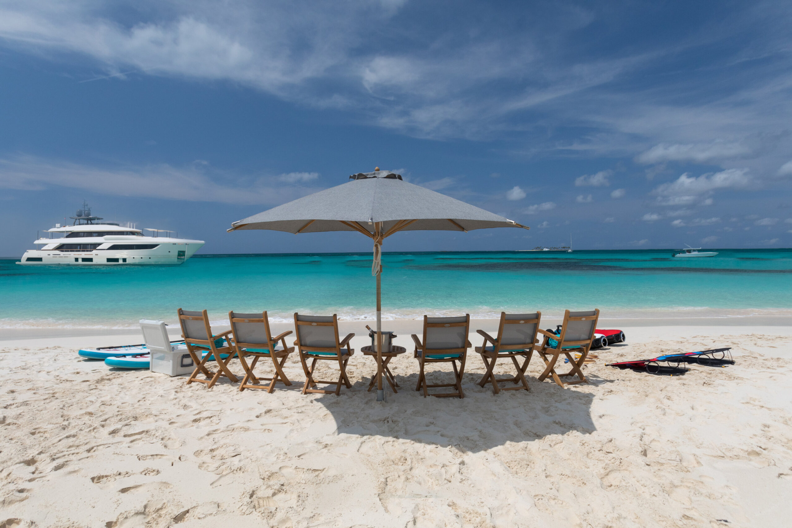 chalamar-luxury-yacht-charters-amore-beach-setup