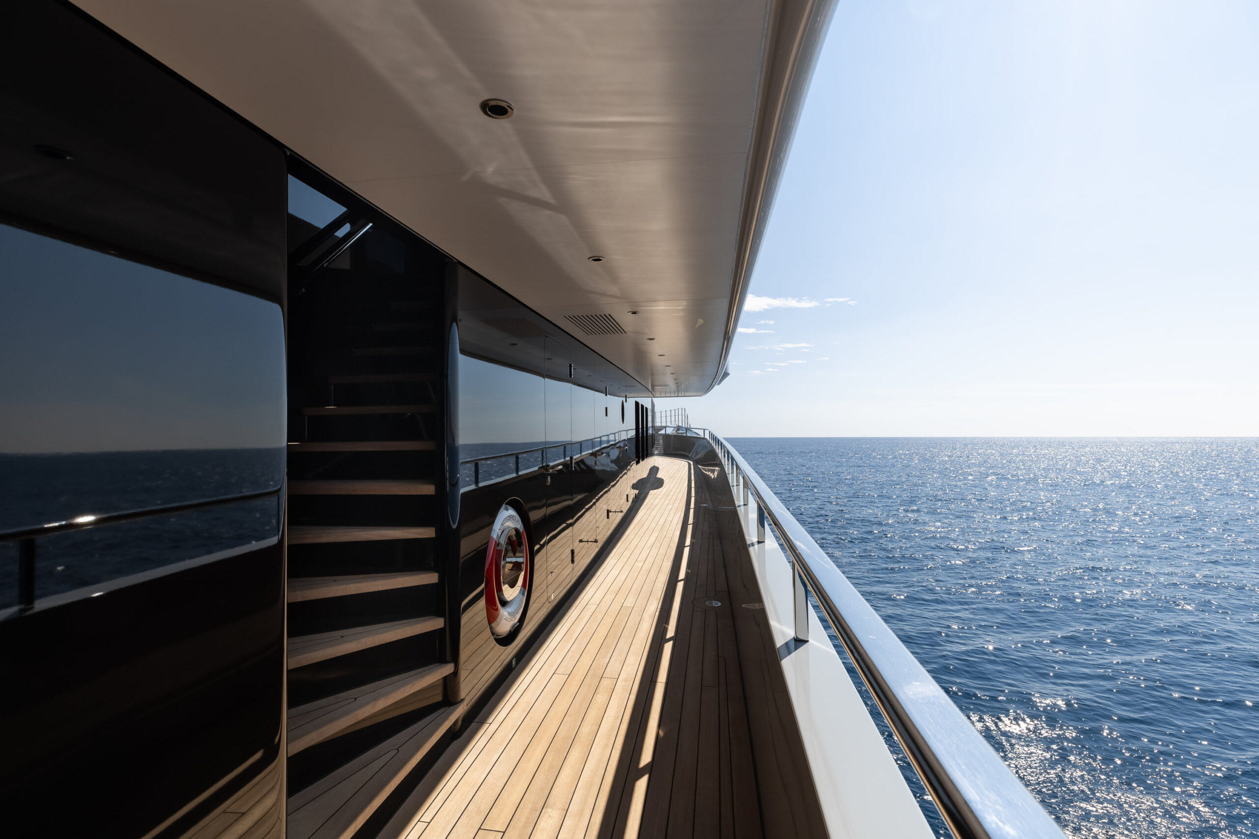 chalamar-luxury-yacht-charters-victorious-starboard-rail